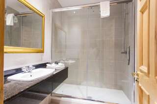 Отель Ashdown Park Hotel Гори Классический двухместный номер с 1 кроватью или 2 отдельными кроватями-6