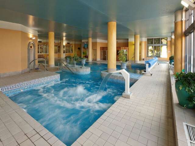 Отель Ashdown Park Hotel Гори-9